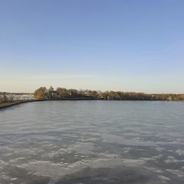 Warm weather brings a taste of spring to central and western United States